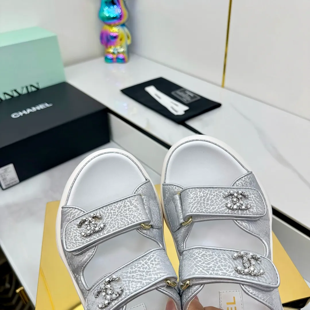 👟👟Ex-factory price 680👟👟 Top version... Chanel｜Chanel Xiaoxiang Velcro Beach Slippers Slippers Casual Beach Shoes 25ss Spring and Summer New Style! Beach shoes are a hit all over the internet! The latest model from the counter, I am still willing to buy it on my feet. It must be ranked among the most popular models. It is invincible in all seasons. Various bloggers and Internet celebrities can see the matching styles. Highly recommended. Pearlescent sheepskin upper, sheepskin lining, suede for feet. Original open-molded TPU outsole size: 35-40 (customized for 40 and 41). Full set of original packaging 👉 👉 👉 👉 👉